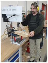 Ein Mitarbeiter bearbeitet Holz für Eigenprodukte 