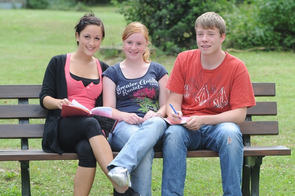 drei Jugendliche lernen zusammen 