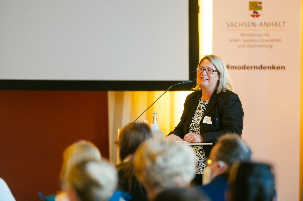 Frau Staatssekretärin Susi Möbbeck bei der Einführung zur Veranstaltung (© KNO / Felix Paulin)