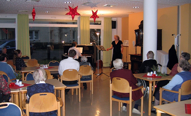 Klassisches Konzert mit Sängerin und Klavierbegleitung im Speisesaal des Seniorenzentrums St. Josef Stralsund. 