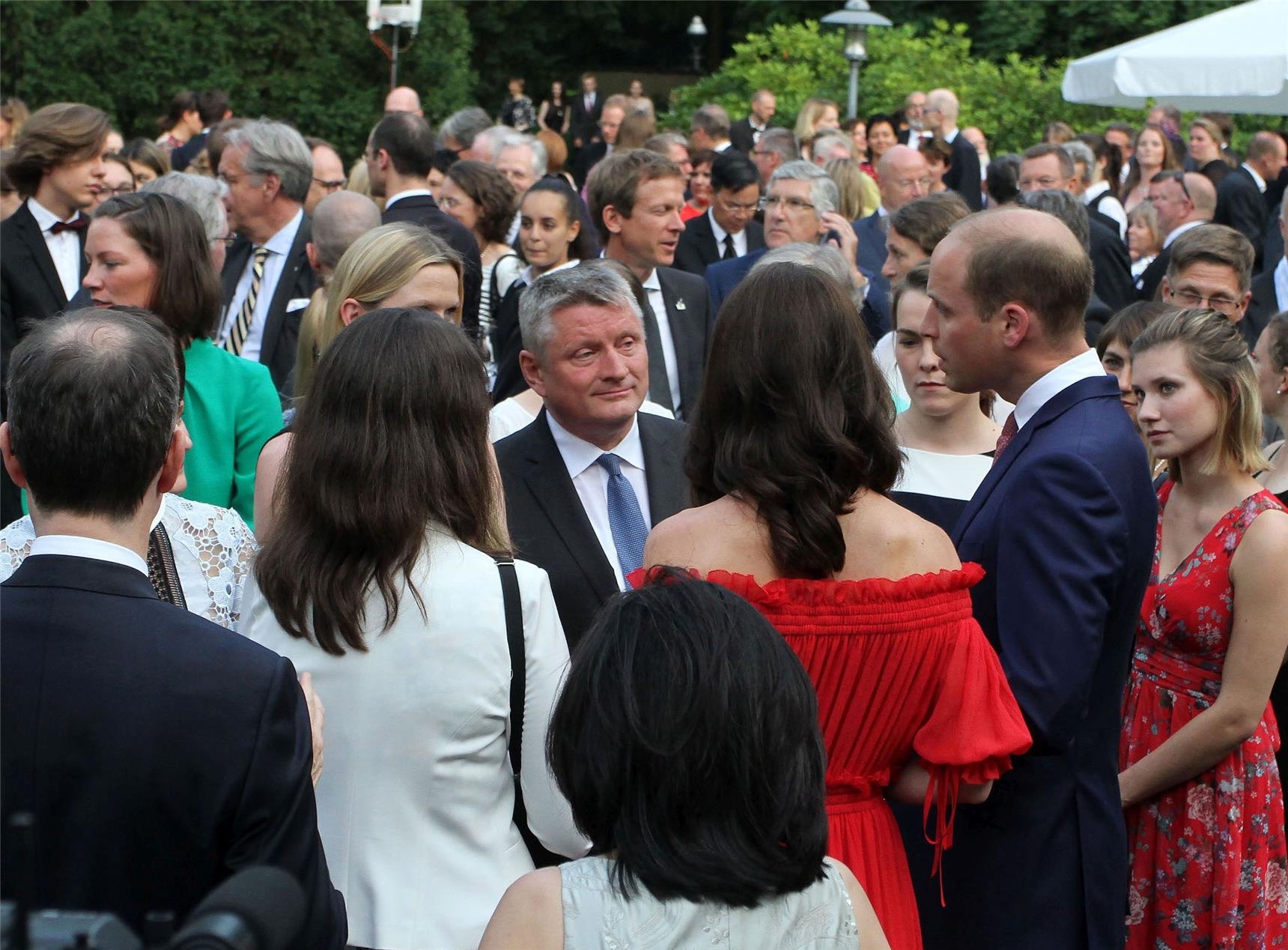 Prinz William und Herzogin Catherine im Gespräch (Foto: British Embassy)