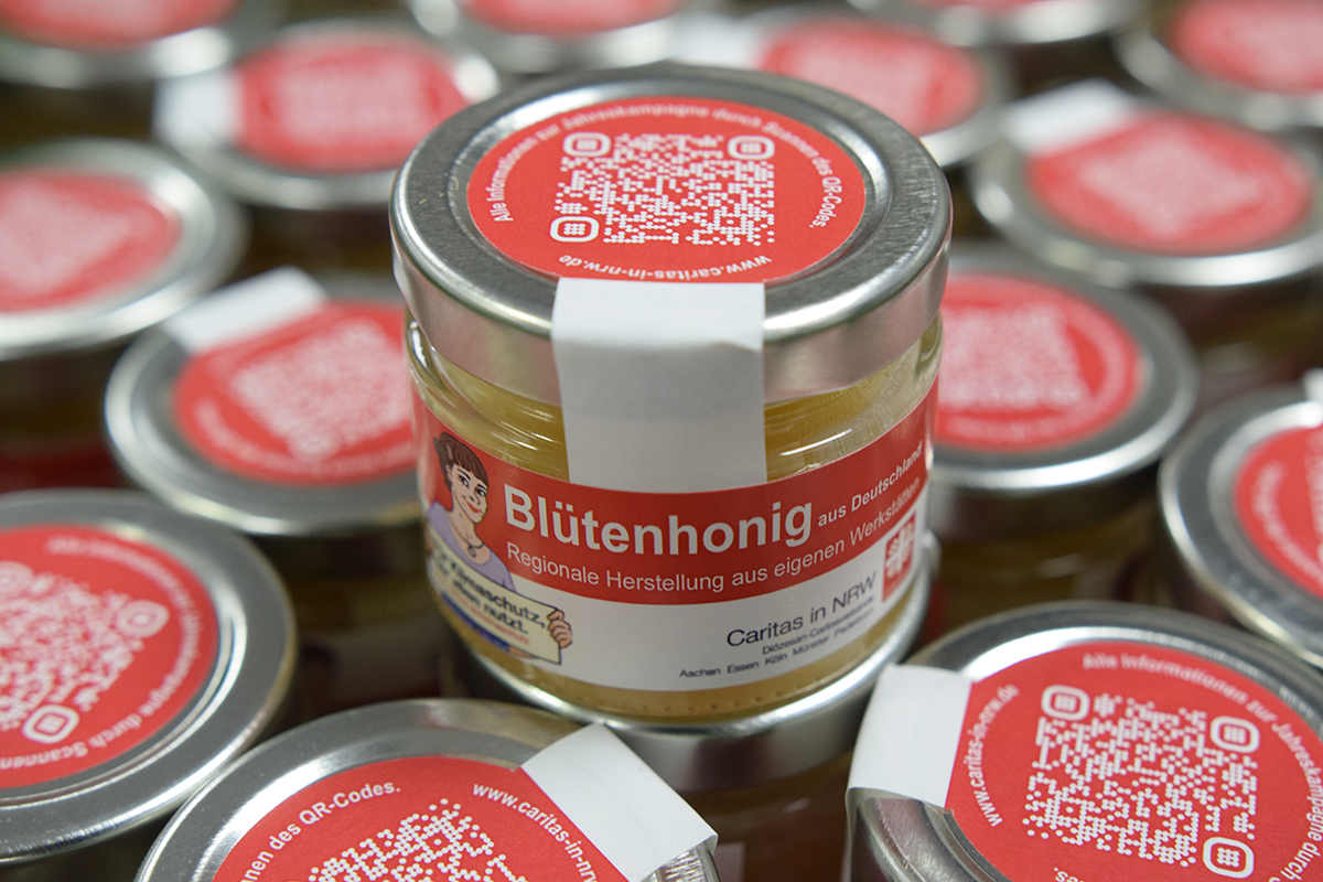 Versandfertige Honig-Gläschen für die Caritas in NRW (Foto: Thomas Hohenschue)