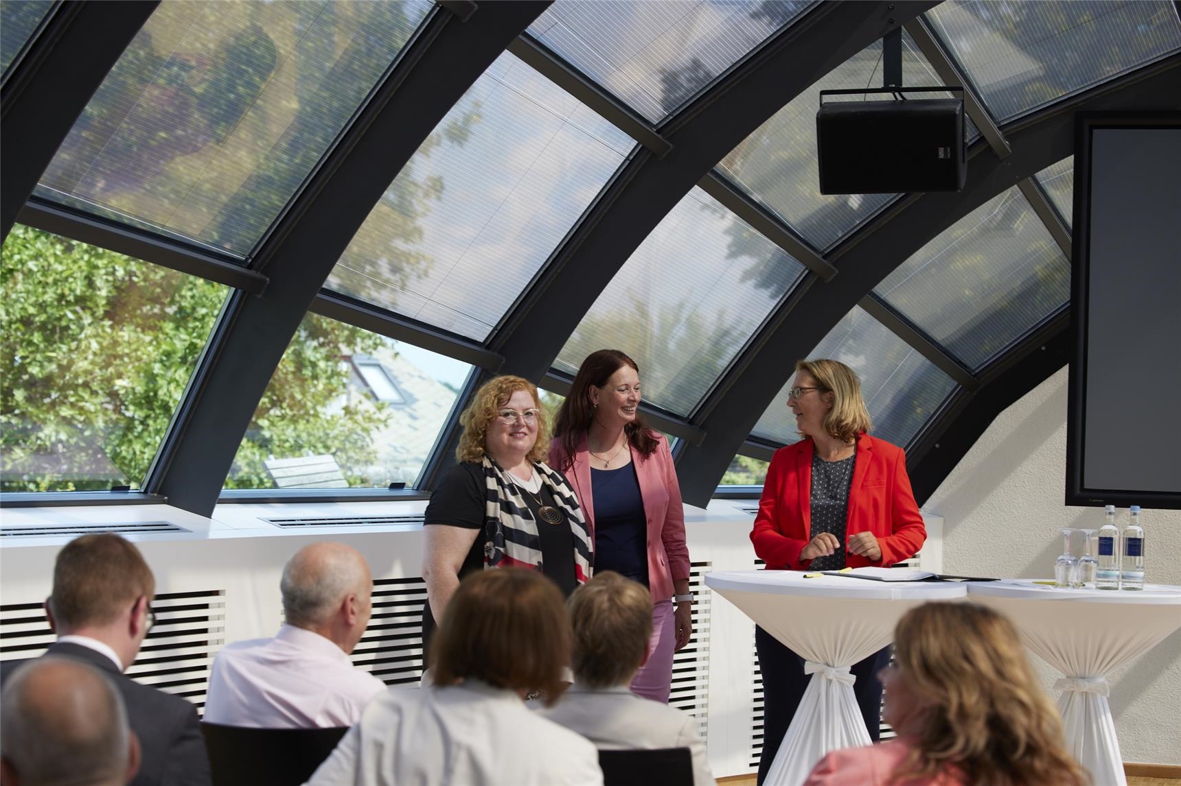 Stefanie Krones, Dr. Martina Niemeyer und Sigrid Hansen stehen vor dme Publikum. (Caritasverband Westerwald-Rhein-Lahn e.V. / Olaf Nitz)