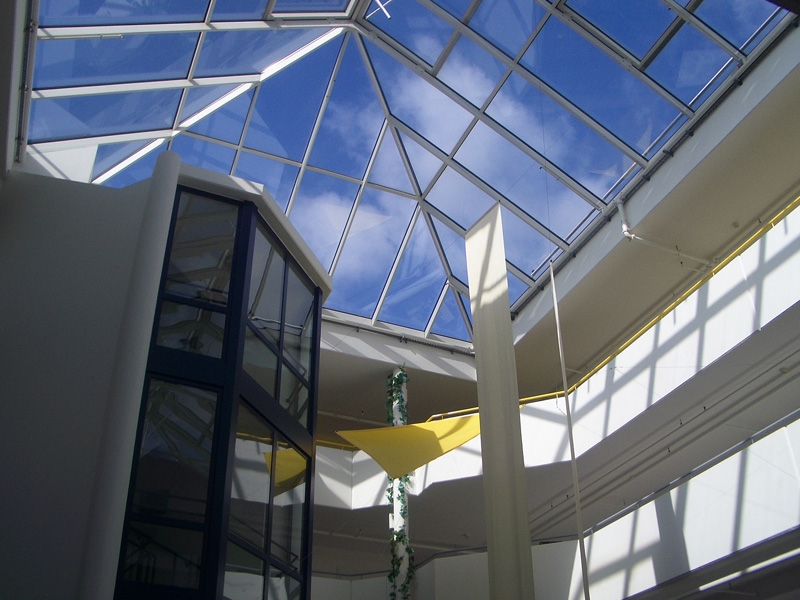 Durch die Glasdachkonstruktion hat man einen freien Blick auf den blauen Himmel. 
