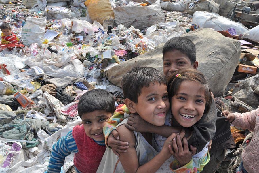Kinder vor einer Müllhalde schauen in die Kamera (Jörg Schaper)