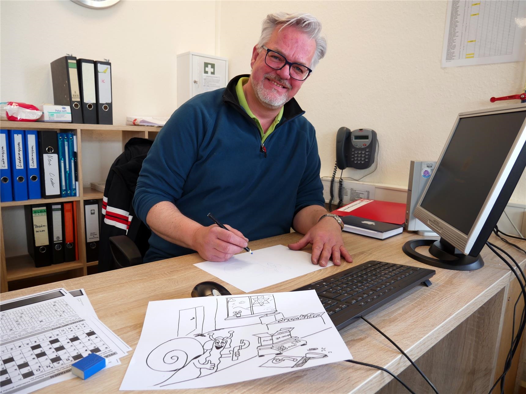 Norbert Köchling illustriert die Aufgabenblätter (Foto: Sandra Wamers / Caritas Brilon)