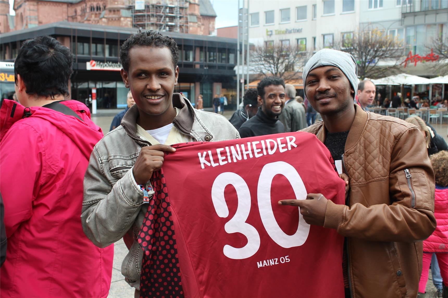 Zwei Männer mit einem Fußballtrikot (youngcaritas im Bistum Mainz)