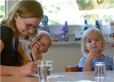 Kleinkinder sitzen am Tisch / Deutscher Caritasverband e.V./KNA_2017