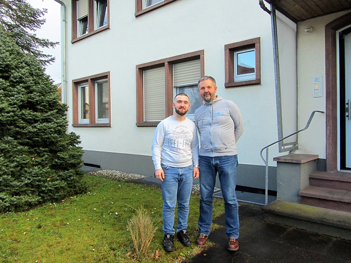 Zwei Herren im Garten vor einem Gebäude (Caritasverband Darmstadt e. V.)