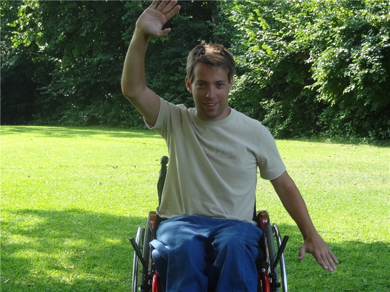 Martin Prüm aktiv im Rollstuhl im Grünen (Caritas Konstanz)