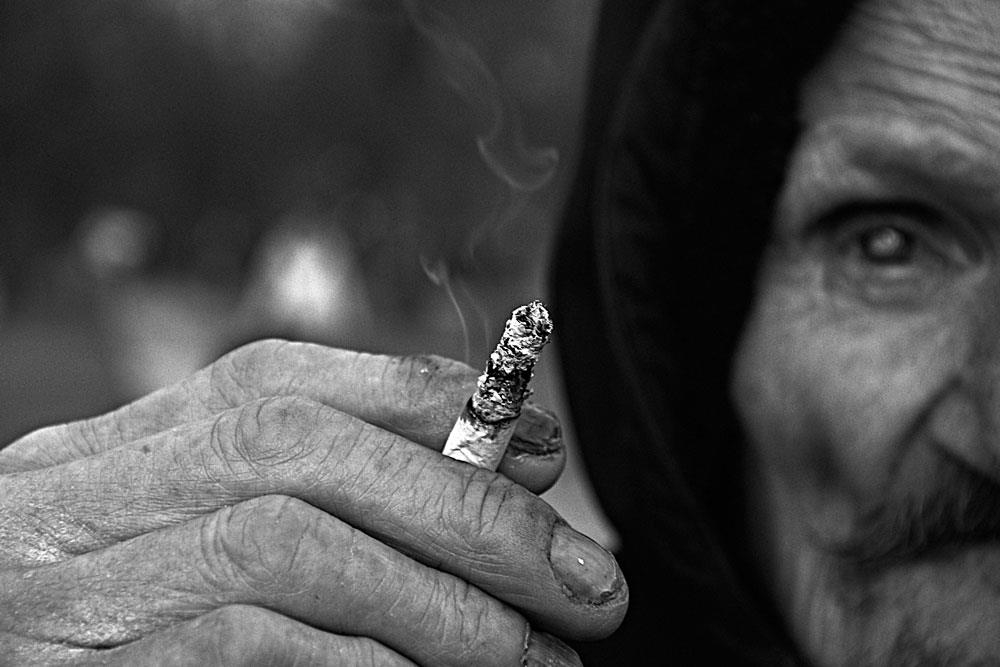 Mann mit Zigarette (Foto: Jule Marrenbach)