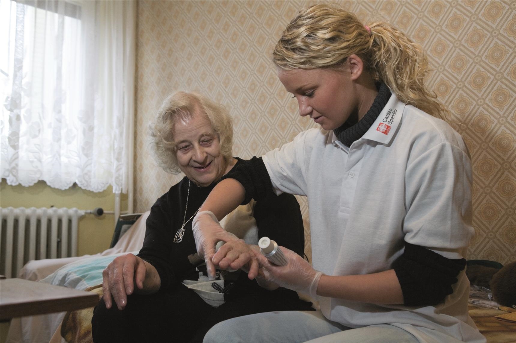 Die Hauskrankenpflegerin misst einer Seniorin den Blutdruck 