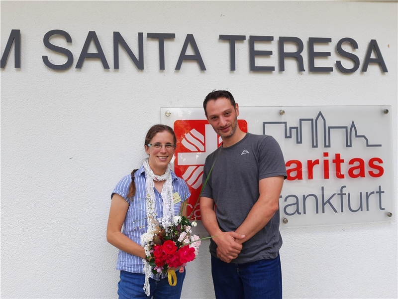 Novizin und Ehrenamtskoordinator stehen am Eingang von St. Teresa