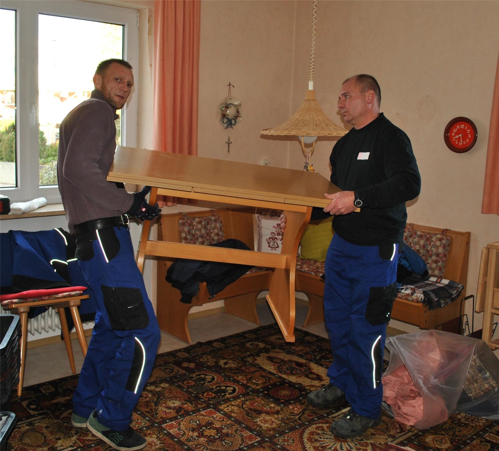 Prodie-Mitarbeiter bringen Möbel aus dem Haus 
