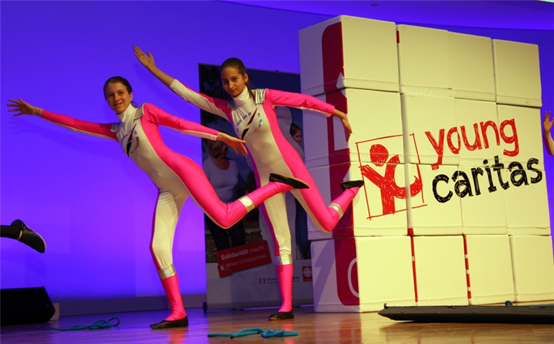 Logo youngcaritas wird auf Bühne gezeigt (Kerstin Stoll)