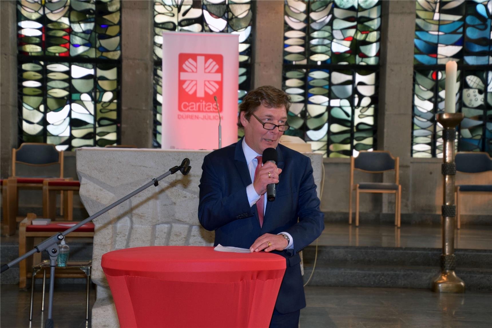 Mann hält eine Rede zum Caritas-Jubiläum in der Kirche St. Marien in Düren (Caritasverband Düren-Jülich / Erik Lehwald)