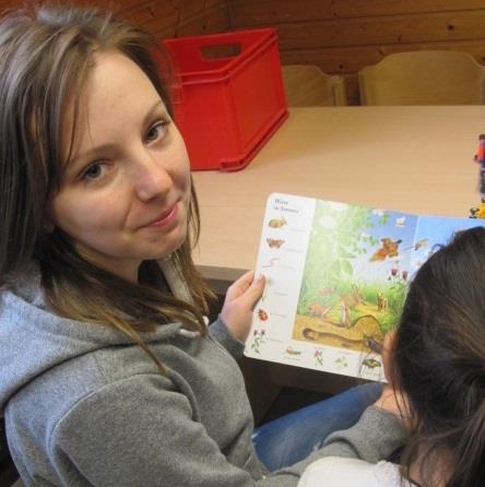 FSJlerin liest mit Schülerin (Caritasverband für das Dekanat Bocholt e.V.)