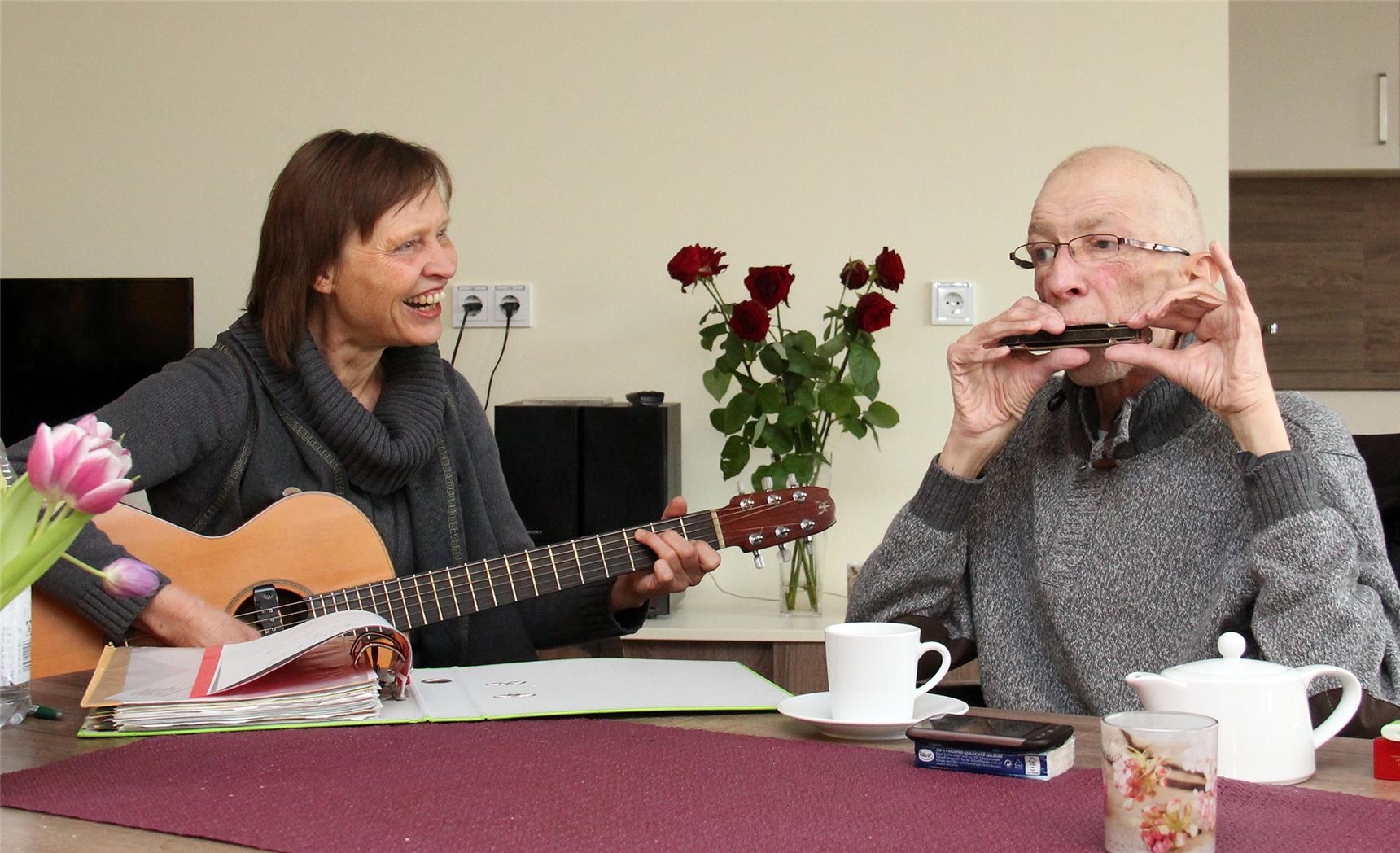 Musiktherapeutin Andrea van Bebber musiziert mit einem Hospizgast. 