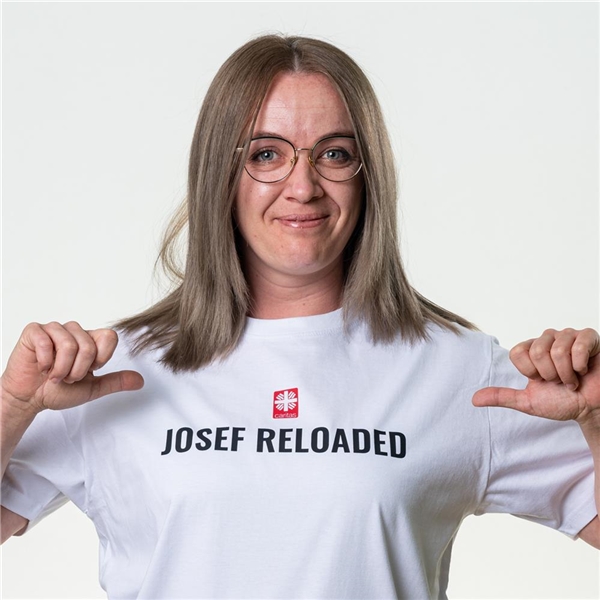 Frau mit T-Shirt auf dem steht Josef reloaded