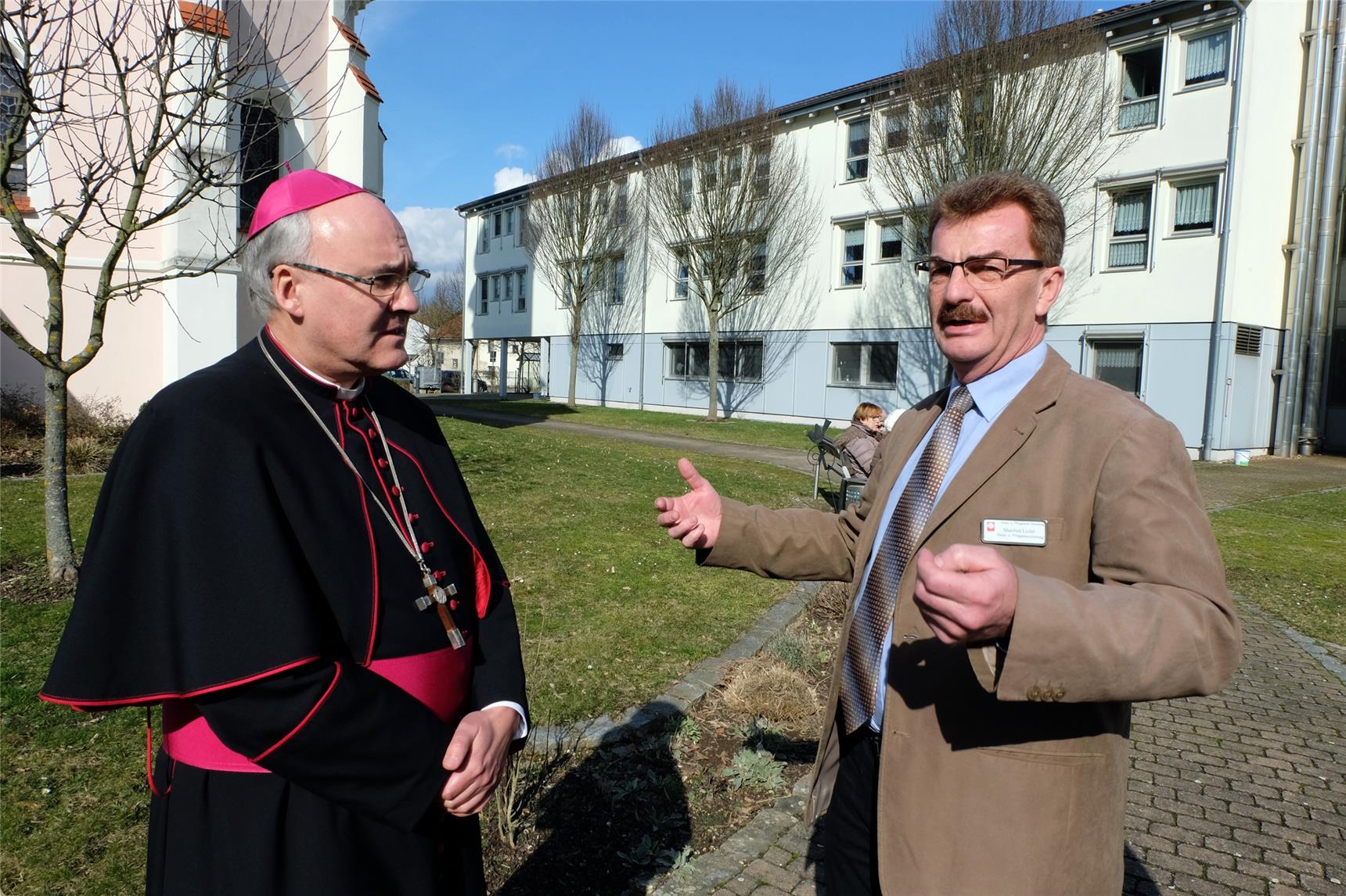Zum Abschluss des Besuchs in Sünching zeigte Heimleiter Manfred Lichtl dem Bischof die Außenanlagen des Hauses. 62 Bewohner haben in 9 Doppel- und 44 Einzelzimmern ein Zuhause. 