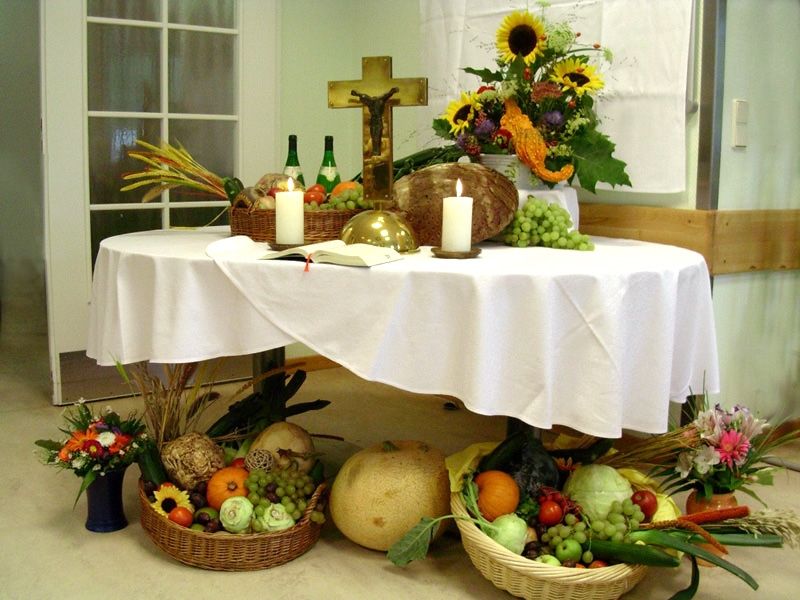 Erntedankaltar im Seniorenheim, christliche Festtage werden gefeiert. 