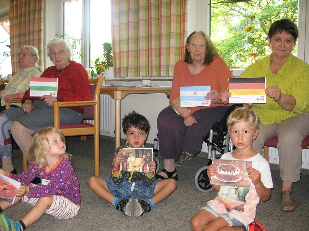 Kinder und Senioren in Sitzkreis (Monika Pietrzak/Caritas-Seniorenstift)