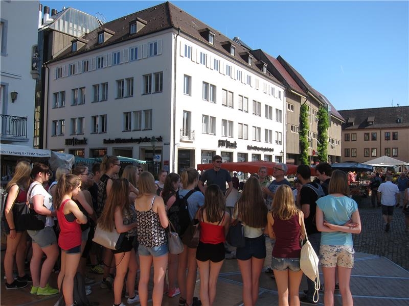 Die Jugendgruppe auf dem Münsterplatz. Im Hintergrund: Marktstände. (youngcaritas Deutschland)