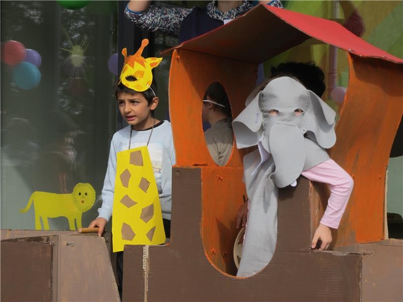Kinder mit Tiermasken führen ein Anspiel auf. (© Caritasverband Worms e.V.)