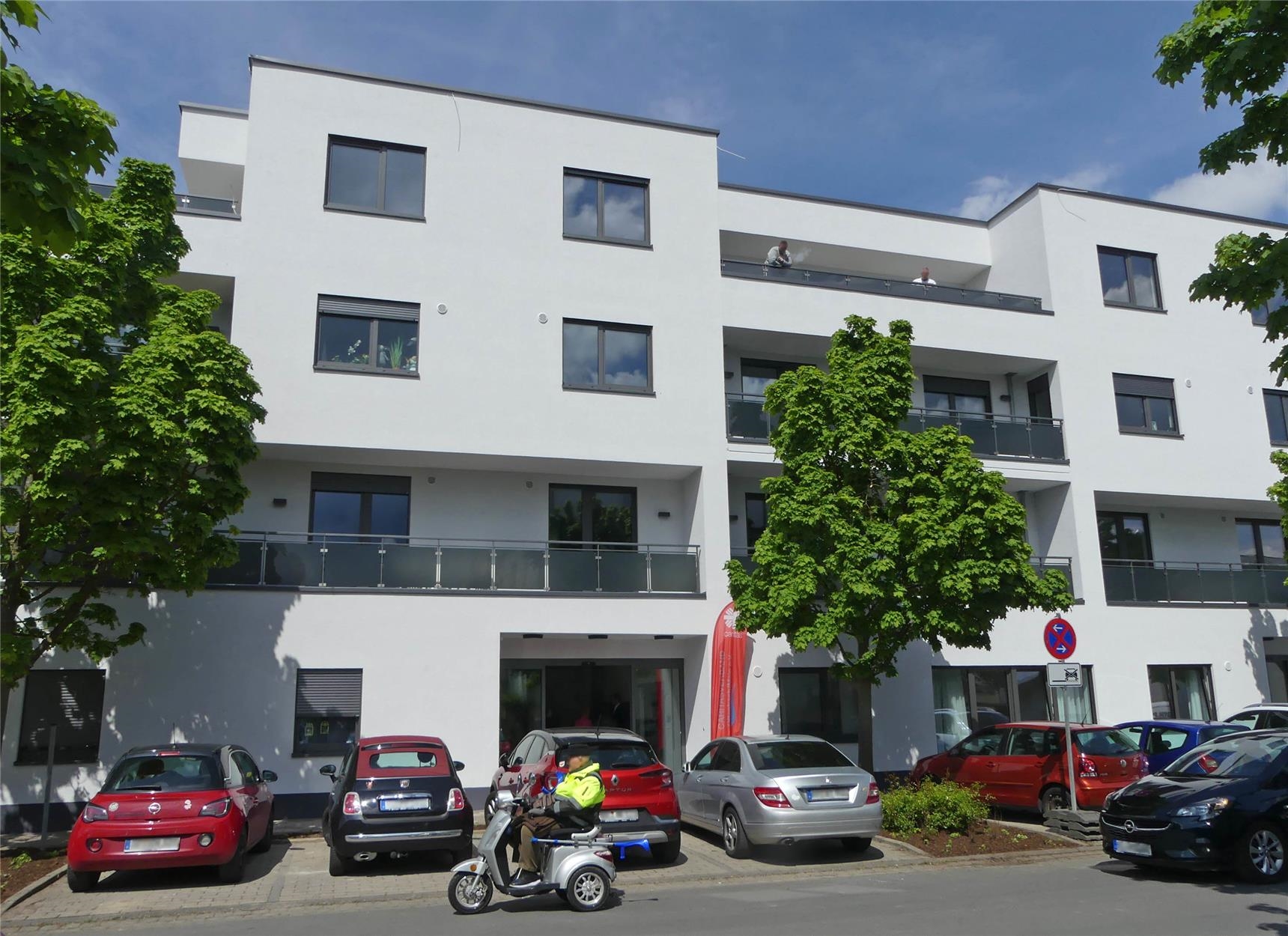 Haus Raphael - Außenansicht vom Quergartenweg - Eingang Betreutes Wohnen (Foto: © Caritas Offenbach / Sabine Schilha)