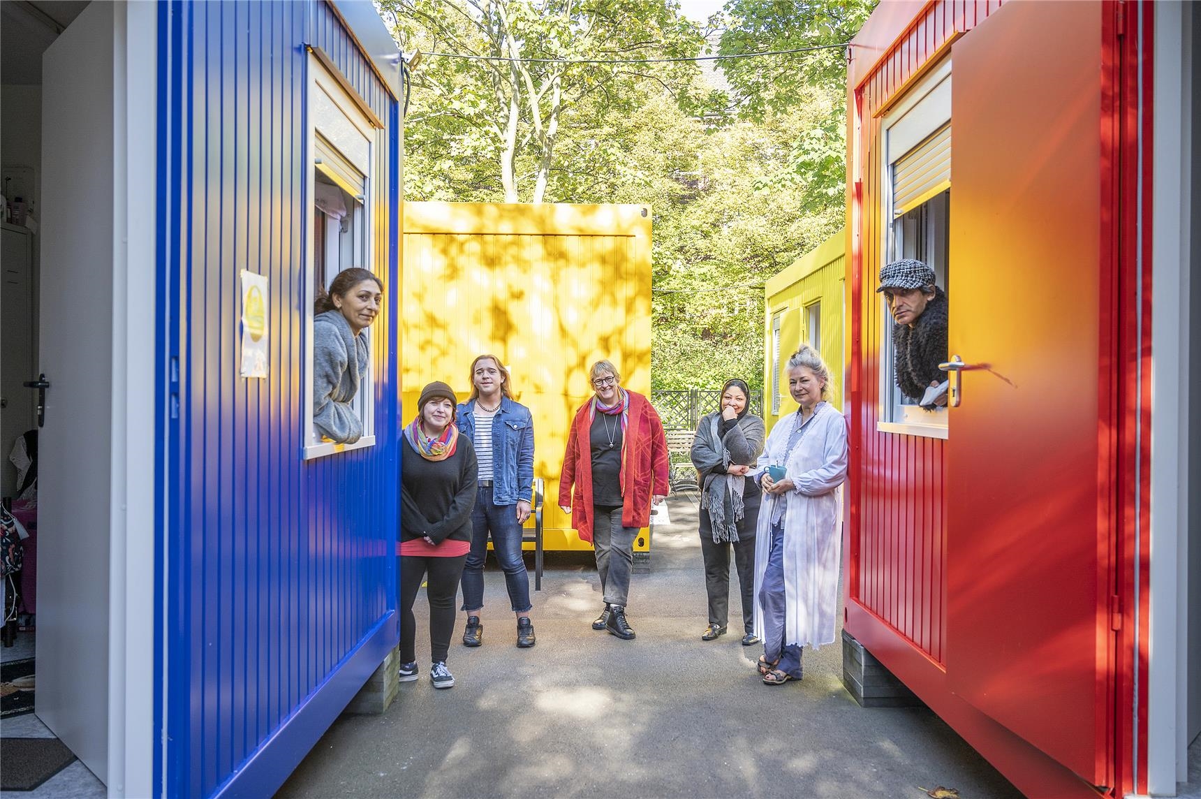 Eine Bewohnerin steht vor dem Containerwohnprojekt