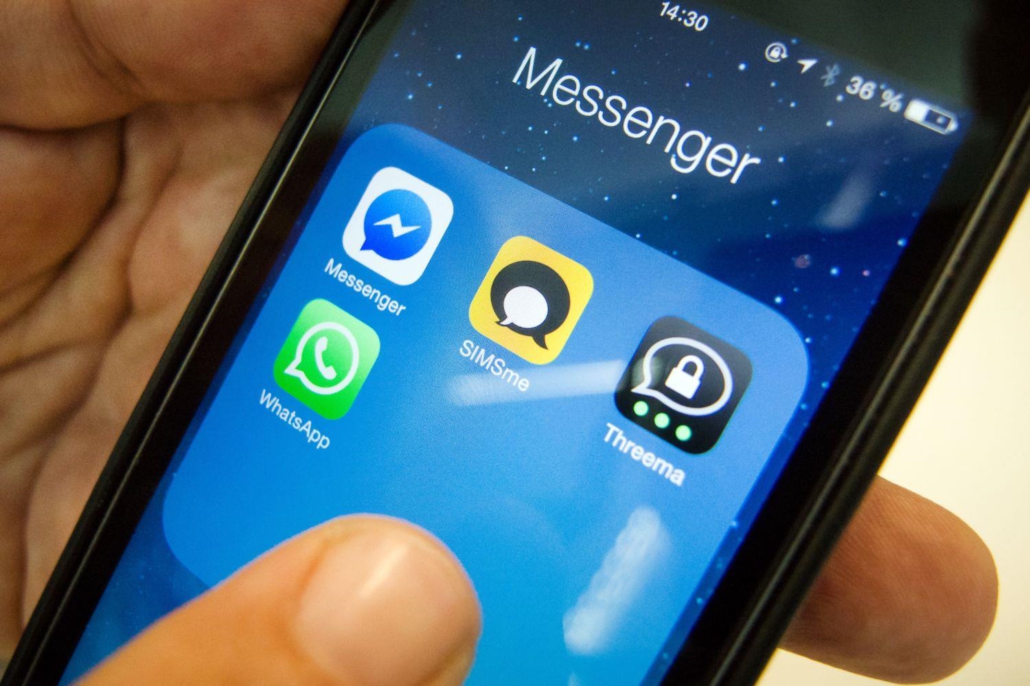 Ein Smartphone mit Whatsapp und alternativen Messenger-Applikationen.