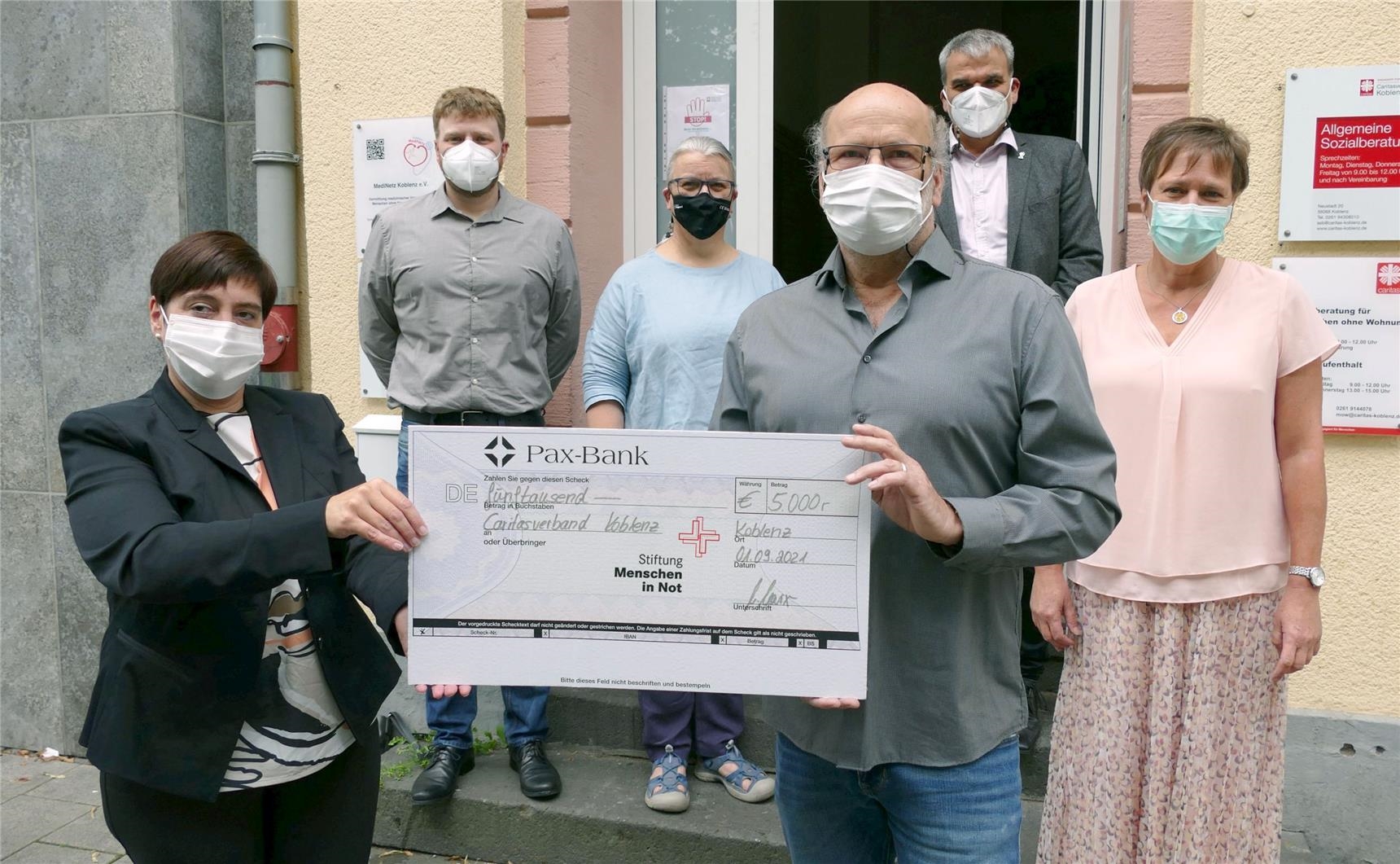 Symbolische Scheckübergabe vor der Caritas-Wohnungslosenhilfe in der Koblenzer Neustadt 20 (Foto: Marco Wagner)