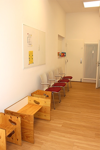 Warteraum mit Stühlen und hölzernen Kinderstühlen (Caritasverband Darmstadt e. V.)