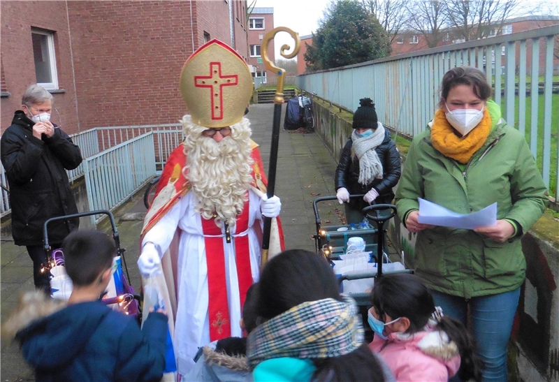Eine große Freude machte der Nikolaus (Karl Bedau vom Rotary Club Kempen-Krefeld) den Kindern im Wohngebiet Speckerfeld. Begleitet wurde er von Nora Campen (r.), die das Bürgerbüro des Caritasverbande
