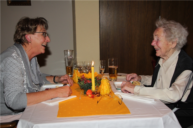 Zwei Damen unterhalten sich beim Dinner for two im Caritas-Altenheim Vilsbiburg.