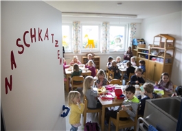 Ein Blick in den Raum, in dem die Kinder von der Kita St. Benedikt gemeinsam zu Mittag essen / Dietmar Wäsche