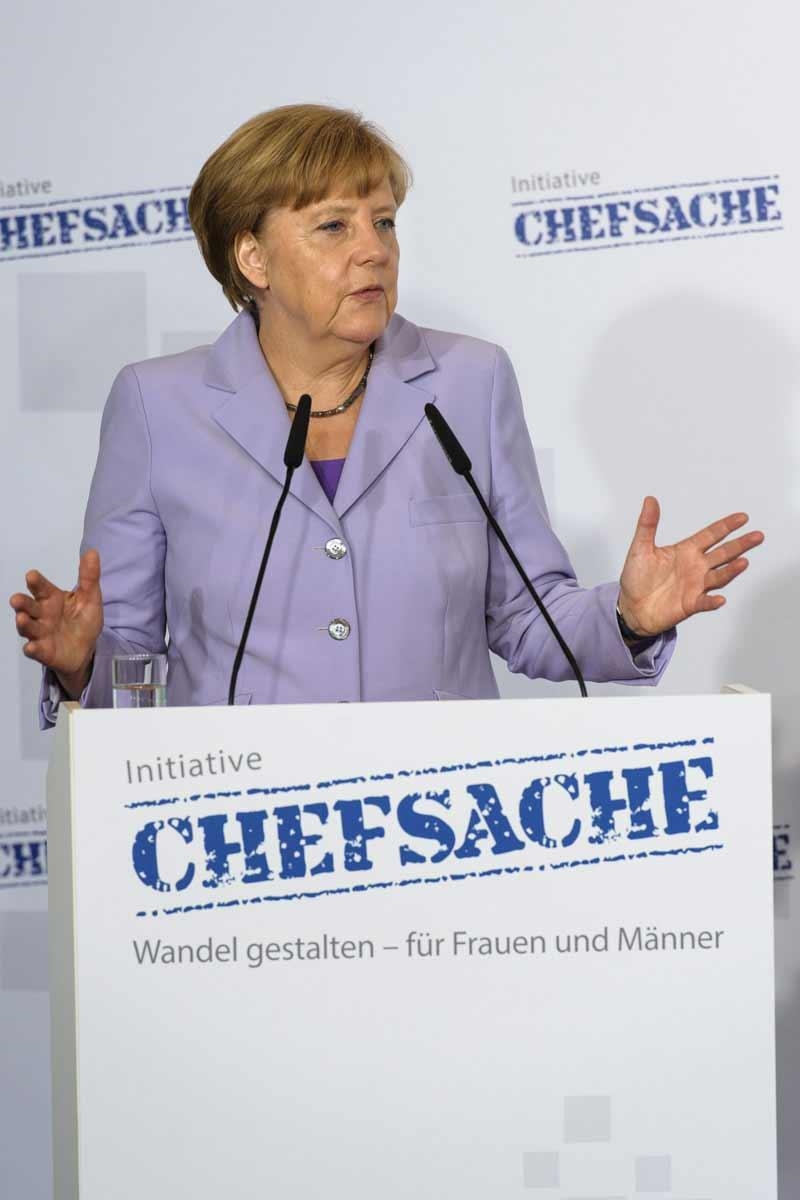Angela Merkel auf Podium (PHIL_DERA / McKinsey)