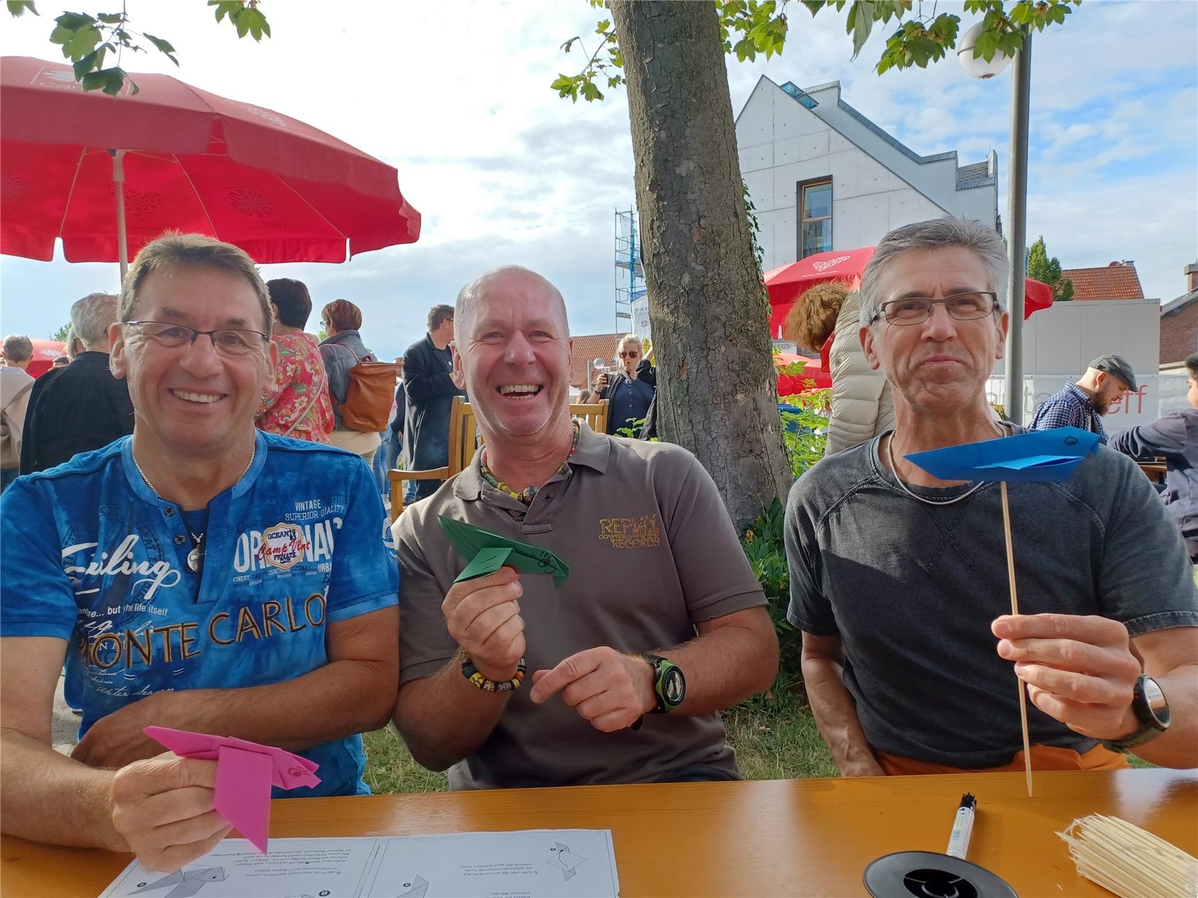 drei Männer mit Basteltauben (CKD Paderborn)