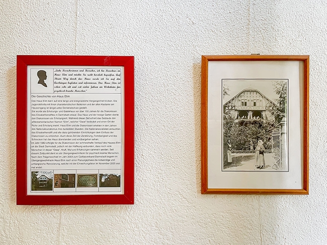 Bilder an Wand mit historischen Aufnahmen Haus Elim (Caritasverband Darmstadt e. V.)