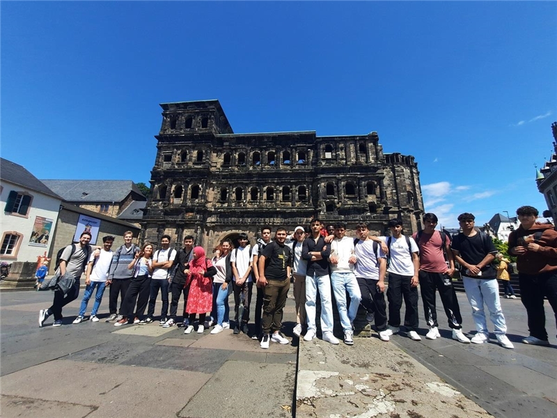 Sommerkonversationskurs Teilnehmerinnen vor Porta Nigra