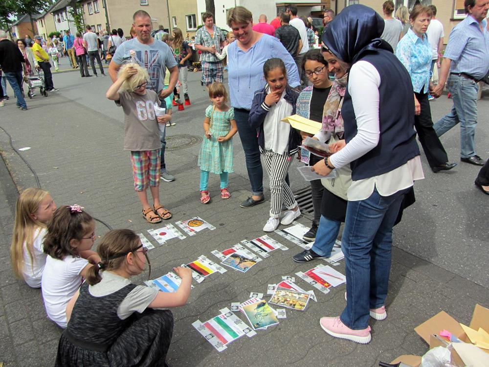 Menschen in Fußgängerzone beim Spielen (Verena Hucke / Caritasverband Ahlen)
