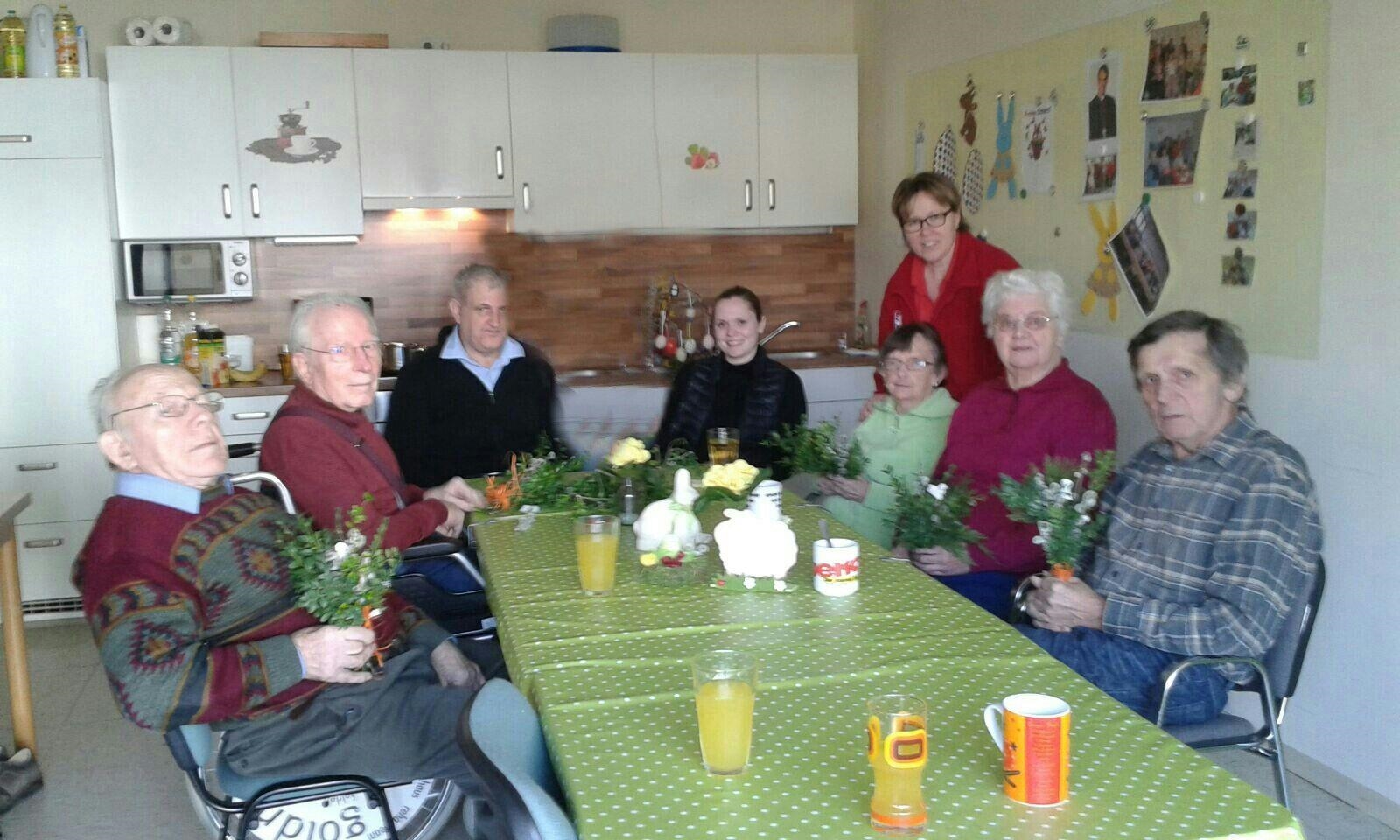 Senioren der Caritas Tagesbetreuung beim Palmbuschen binden  (Sonja Förg)