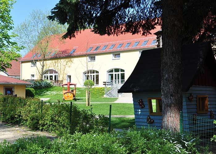 Außenansicht der Kita (Haus mit Garten) (https://www.kath-gemeinde-mariae-himmelfahrt.de/html/content/kinderhaus_st_antonius.html)