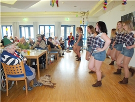 Eine Mädchentanzgruppe tanzt für die Senioren / Foto: Schedlbauer