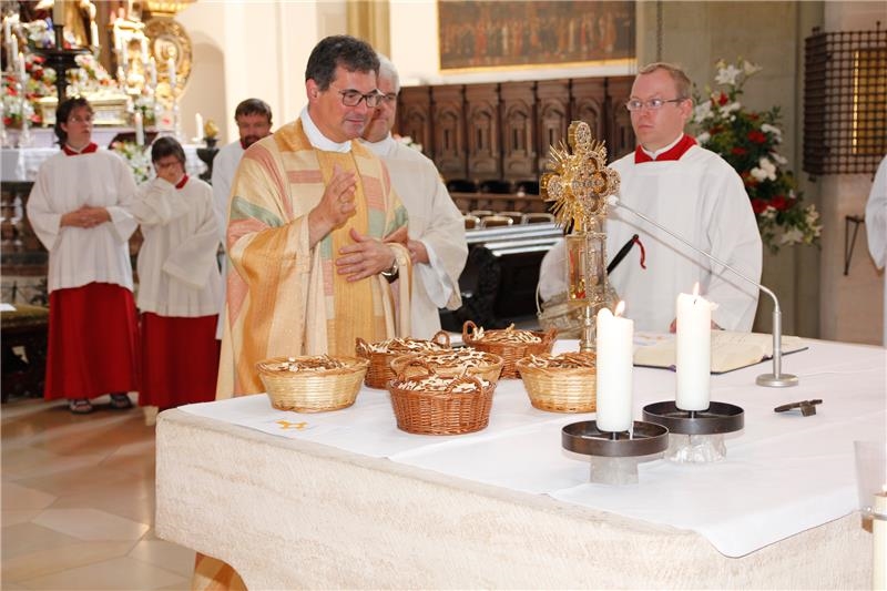Diözesan-Caritasdirektor Domkapitular Dr. Andreas Magg segnete die Holzkreuze für die Gottesdienstteilnehmer. (Bernhard Gattner)