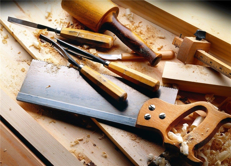 Werkzeuge auf Holztisch