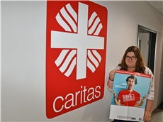 Olivia Feyerlein und Plakat 22 / Foto: Caritas/Esser