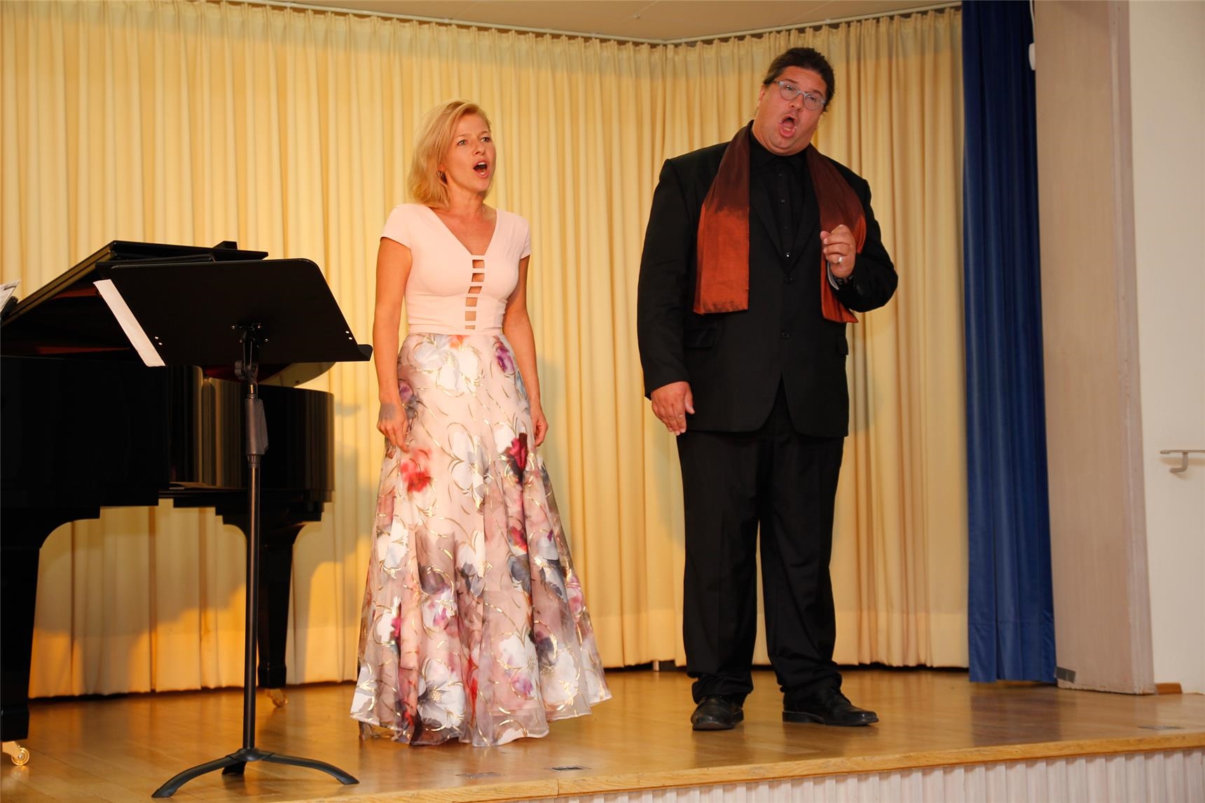 Die Sopraninistin Isabell Münsch und Bariton Daniel Böhm begeisterten mit ihrem Duett Là ci darem la mano aus Mozarts Oper Don Giovanni die Konzertgäste.  (Bernhard Gattner)