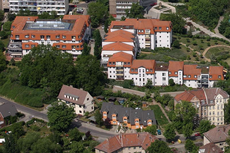 Luftbildaufnahme vom Gelände des Seniorenzentrums und Umgebung. 