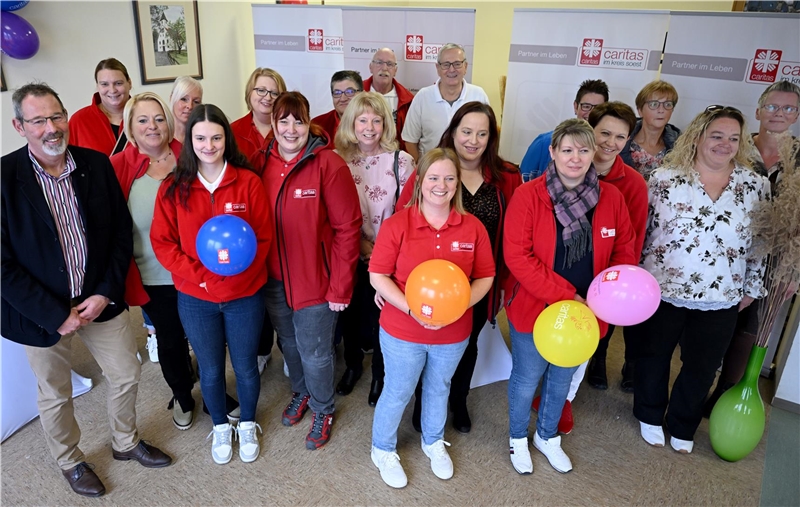 Menschen stehen nebeneinander in einem Raum